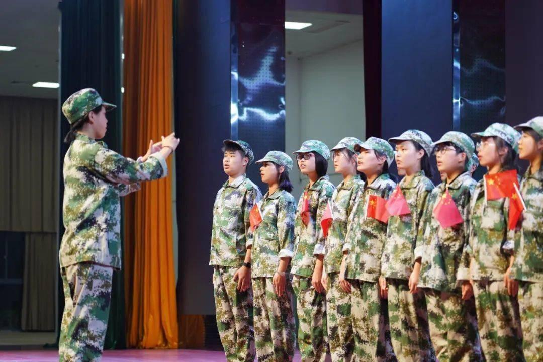 为什么可乐瓶是圆的?牛奶盒是方的?看完才知道,原来如此!